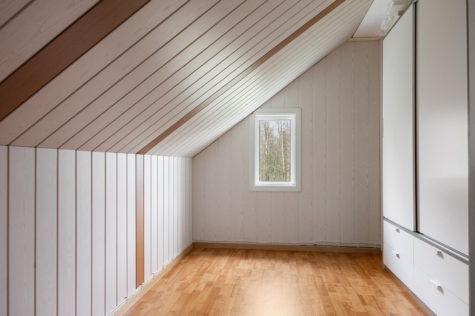 Soverommene i andre etasje har hver sitt praktiske tilhørende omkledningsrom. Dette gir gode oppbevaringsmuligheter og en effektiv utnyttelse av plassen. Galleribilde