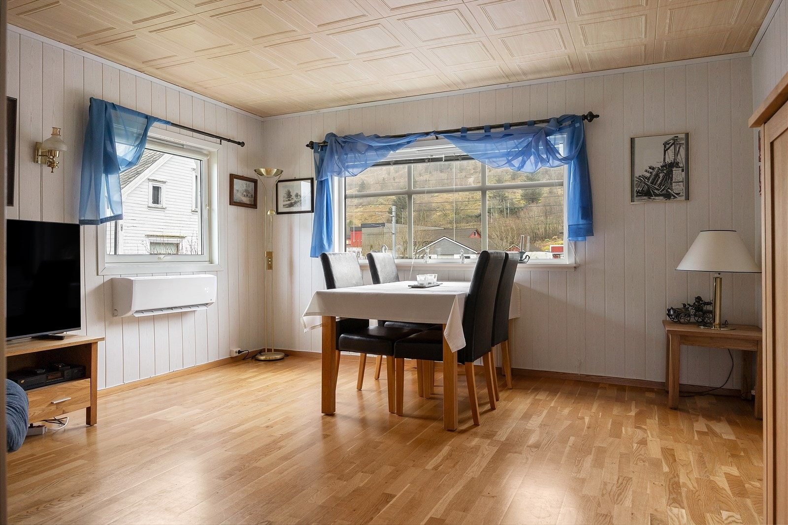 Boligen har to stuer, begge med store vindusflater som sikrer et flott og naturlig lysinnslipp. Stuene gir flere innredningsmuligheter og rom for både sofagruppe og spiseplass. Galleribilde