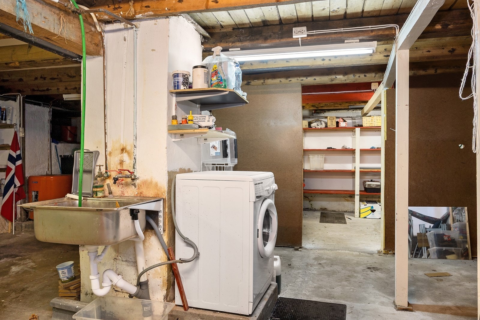 Kjelleren som er blitt brukt som oppbevaring og vaskerom. Galleribilde