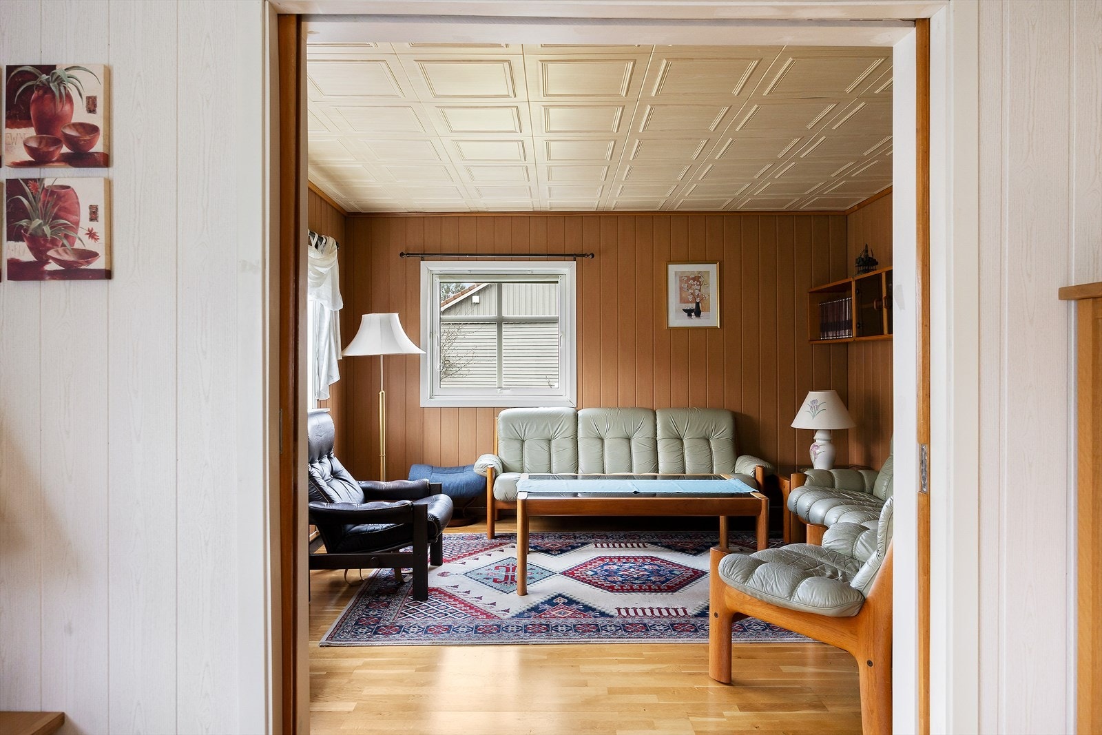 Boligen har to stuer, begge med store vindusflater som sikrer et flott og naturlig lysinnslipp. Stuene gir flere innredningsmuligheter og rom for både sofagruppe og spiseplass. Galleribilde