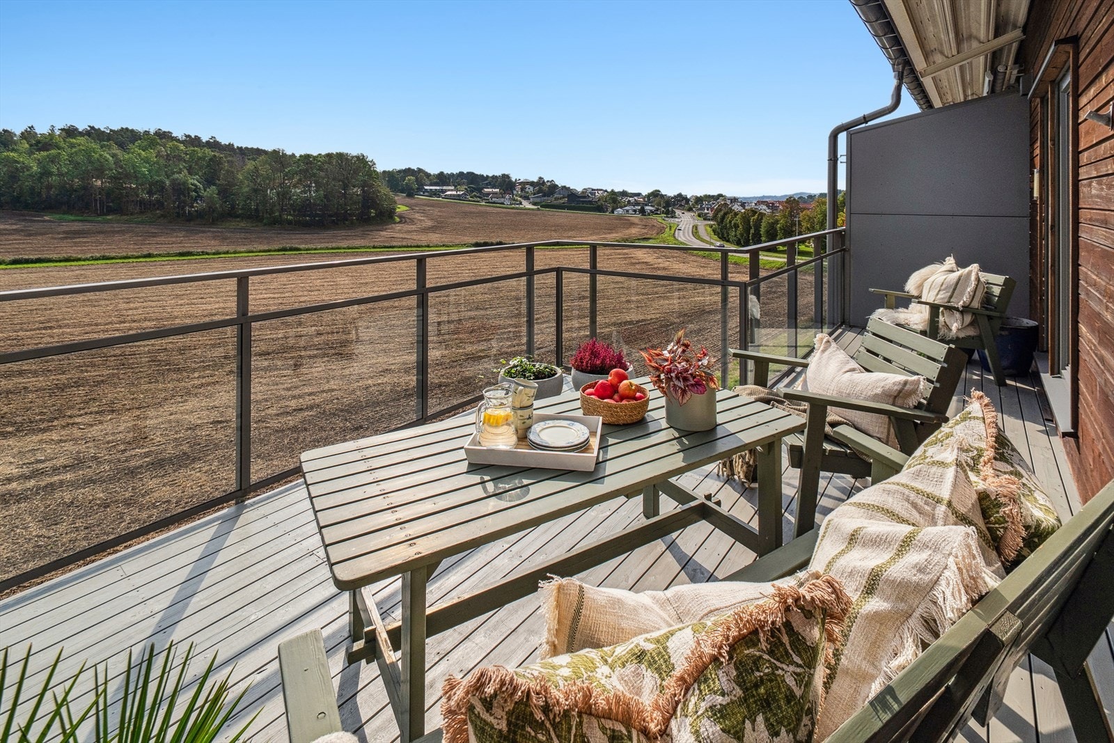 Romslig terrasse med flott utsikt. Galleribilde
