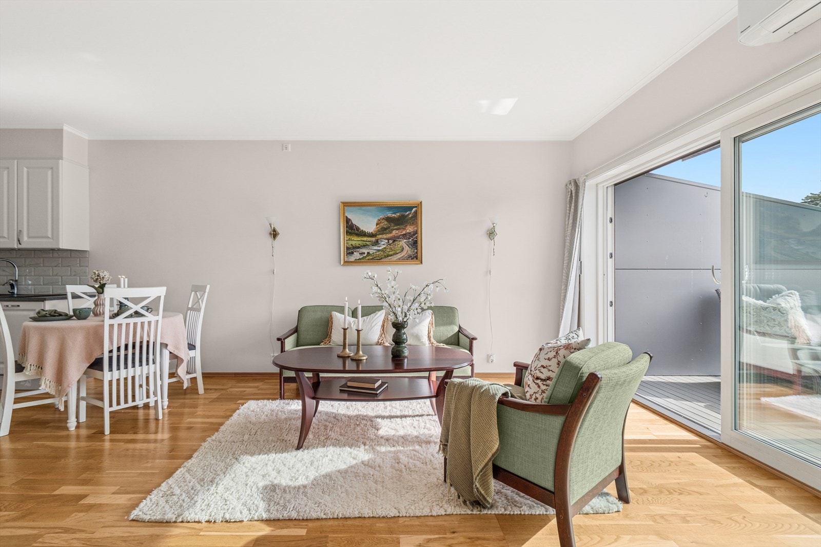 Boligen har en lys og romslig stue med god plass til møblering i flere soner. Galleribilde