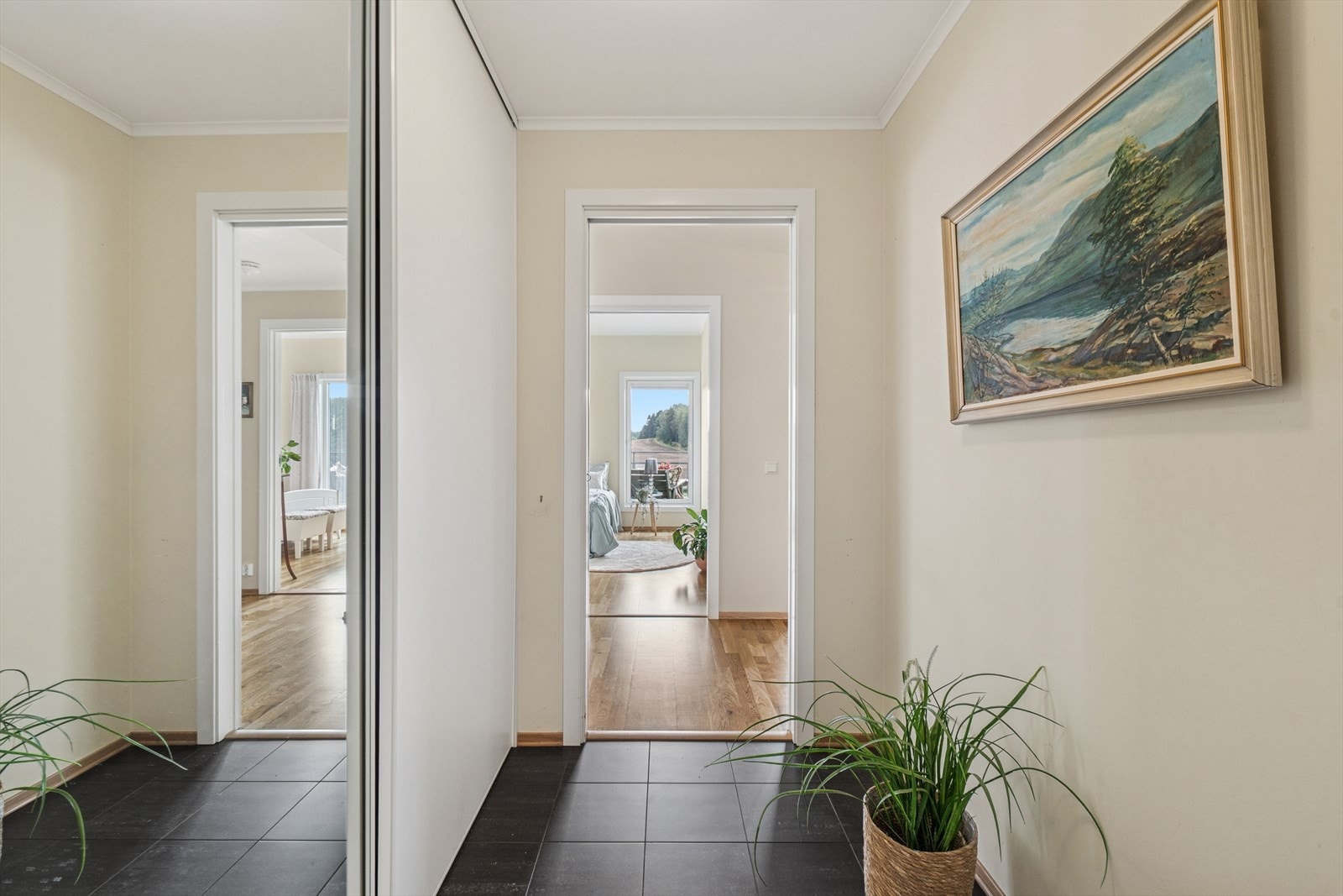 Entre med garderobe Galleribilde