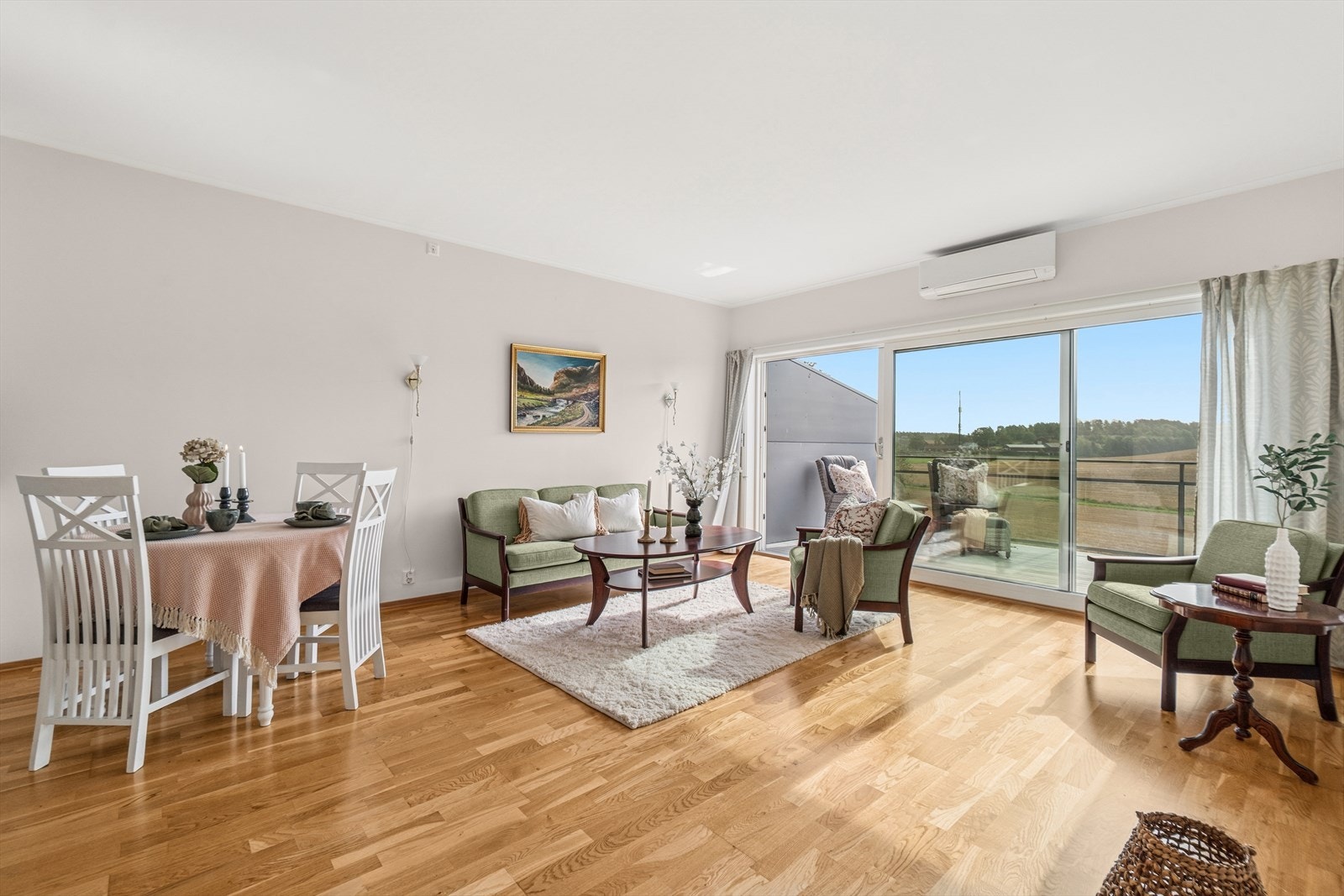 Stuen og kjøkkenet ligger i åpen løsning med god plass til spisebord mellom sonene. Galleribilde