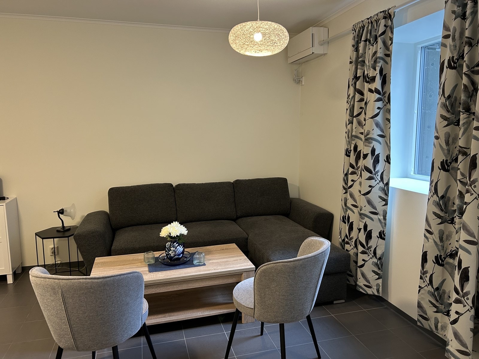 Felles rimelig gjesterom med salong, seng og bad Galleribilde