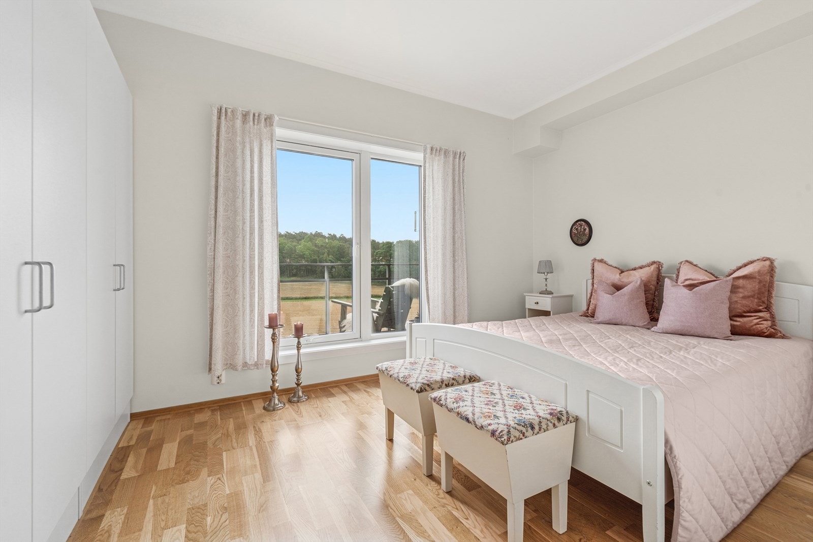 Hovedsoverom med god garderobeplass og nydelig utsikt! Galleribilde