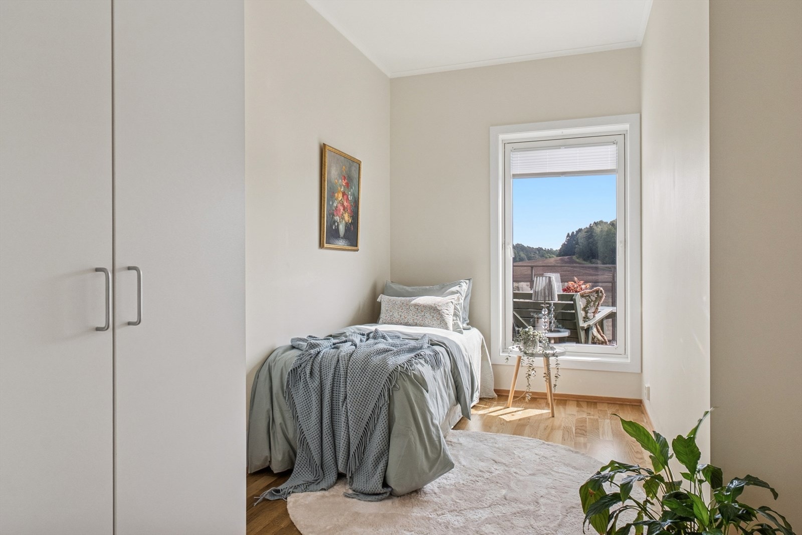 Soverom 2 er også romslig, og har plass til både seng, garderobeskap og annen ønsket møblering, f.eks skrivebord. Galleribilde