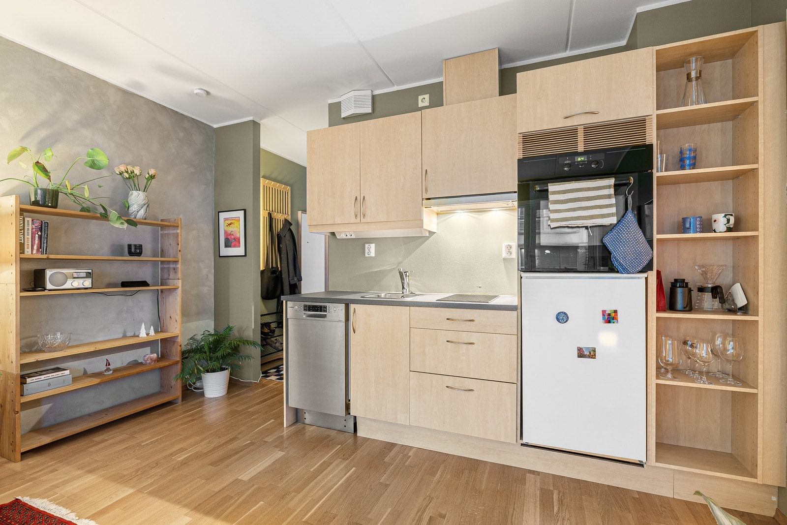 Kjøkkeninnredningen består av glatte/finerte dører og benkeplate er av laminat. Galleribilde