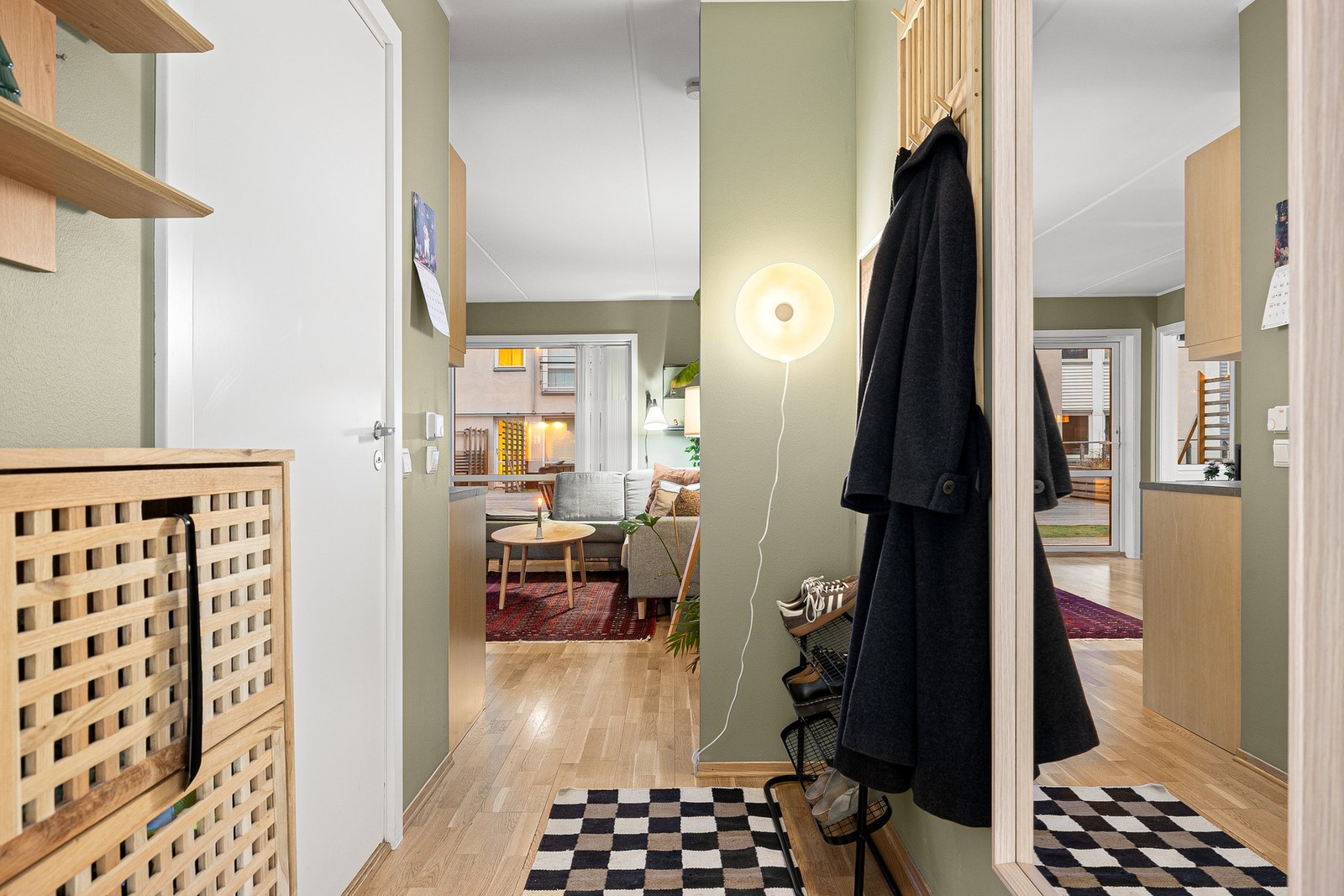 Fin entré på 3 kvm med enkel klesoppheng. Galleribilde