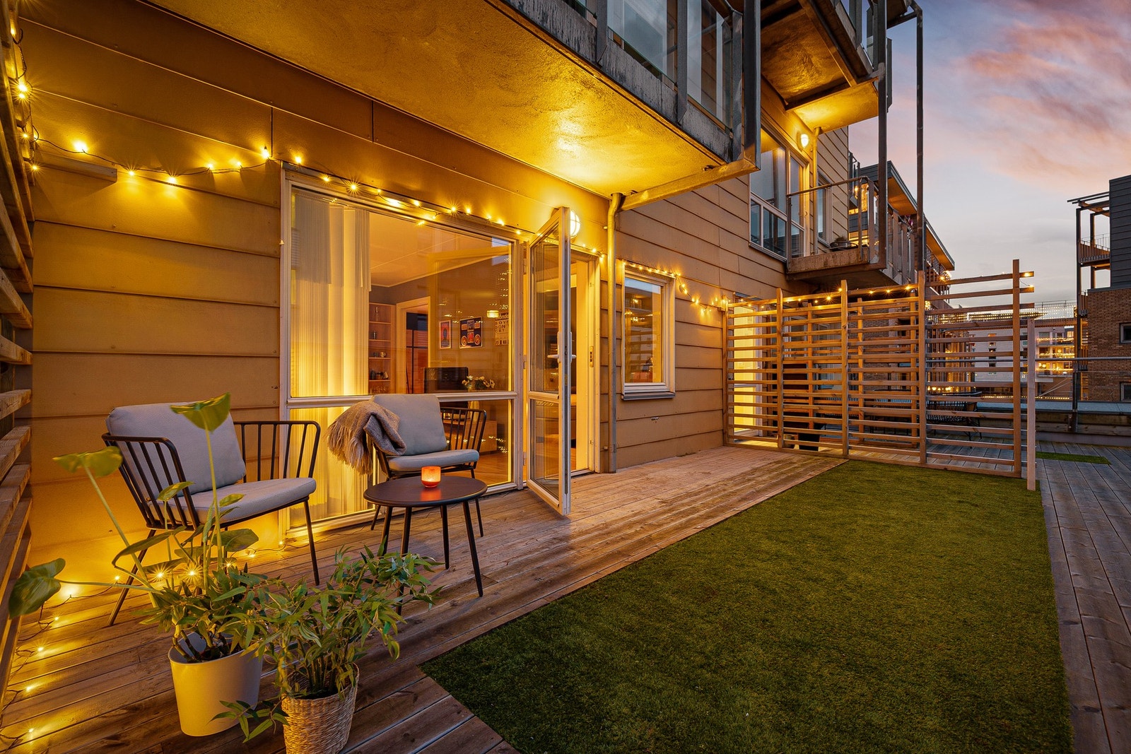 Ideell plass for å nyte varme sommerdager eller hyggelige kvelder. Galleribilde