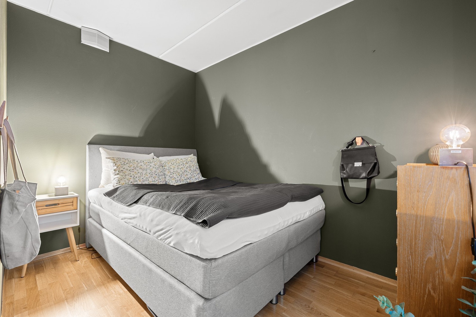 Stort og fint soverom på 7 kvm med god plass til dobbeltseng. Galleribilde