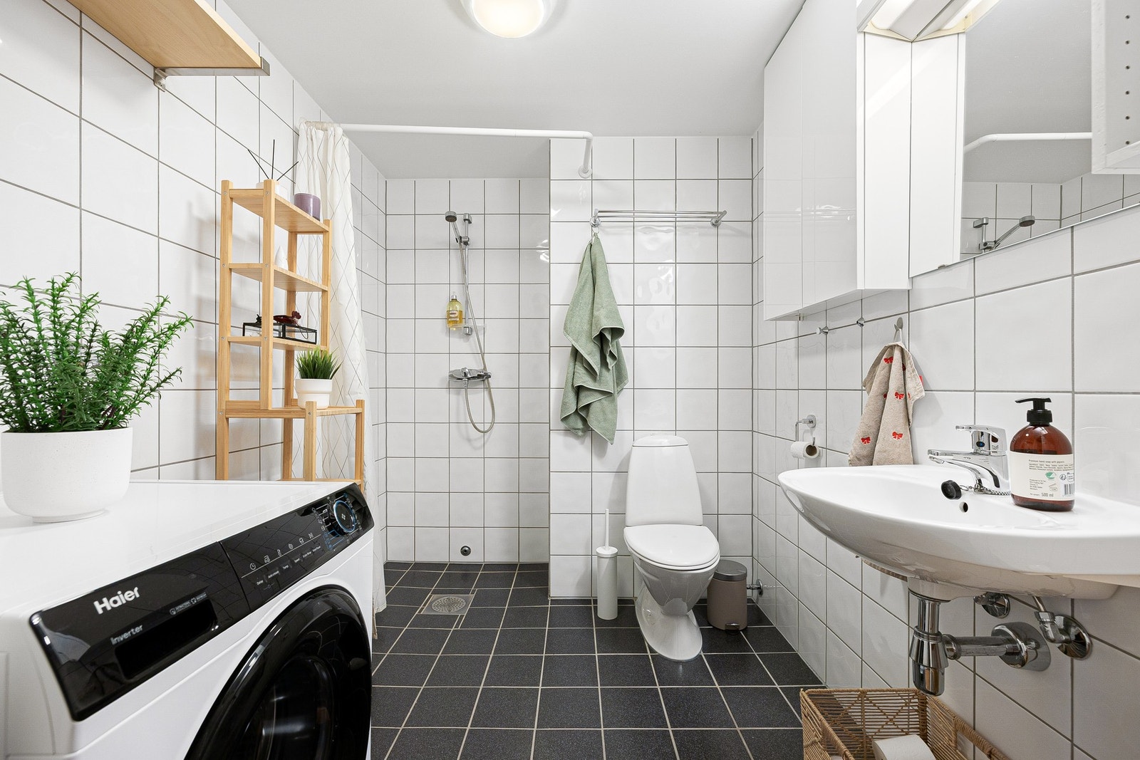 Pent flislagt bad på 5 kvm med elektrisk gulvvarme. Opplegg for vaskemaskin. Galleribilde