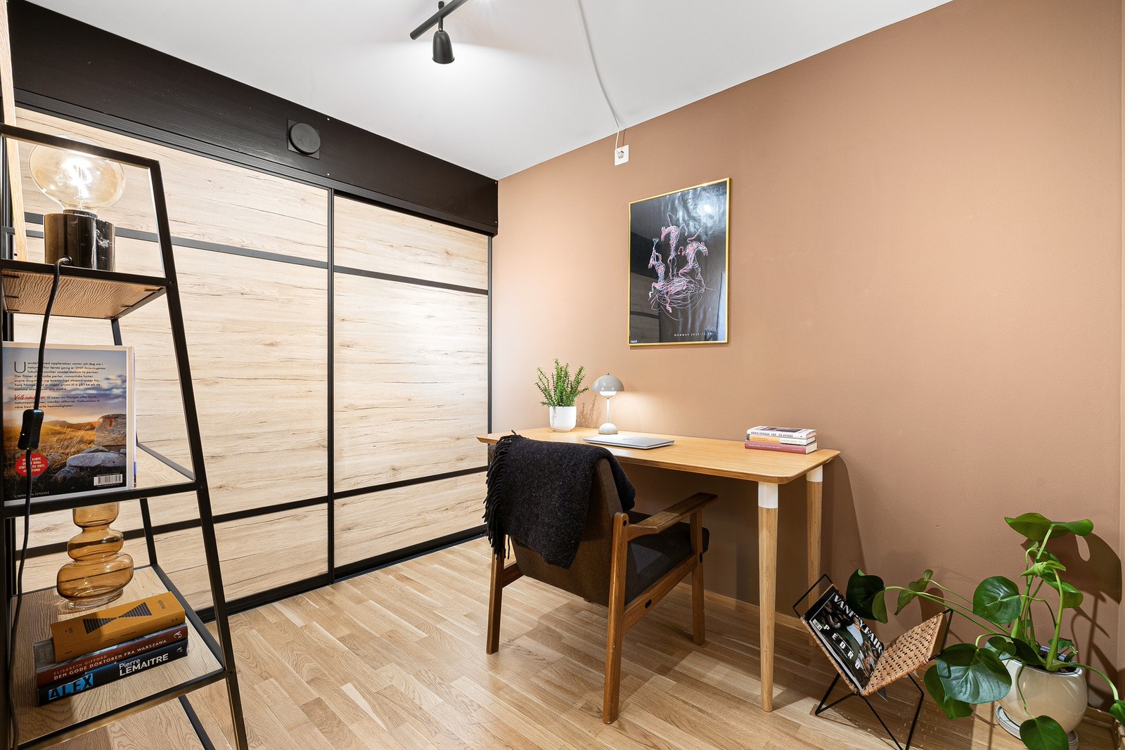 Leiligheten har en eget garderobe/omkledningsromme med oppbevaring i skyvedørsgarderobe og plass til skrivebord. Galleribilde