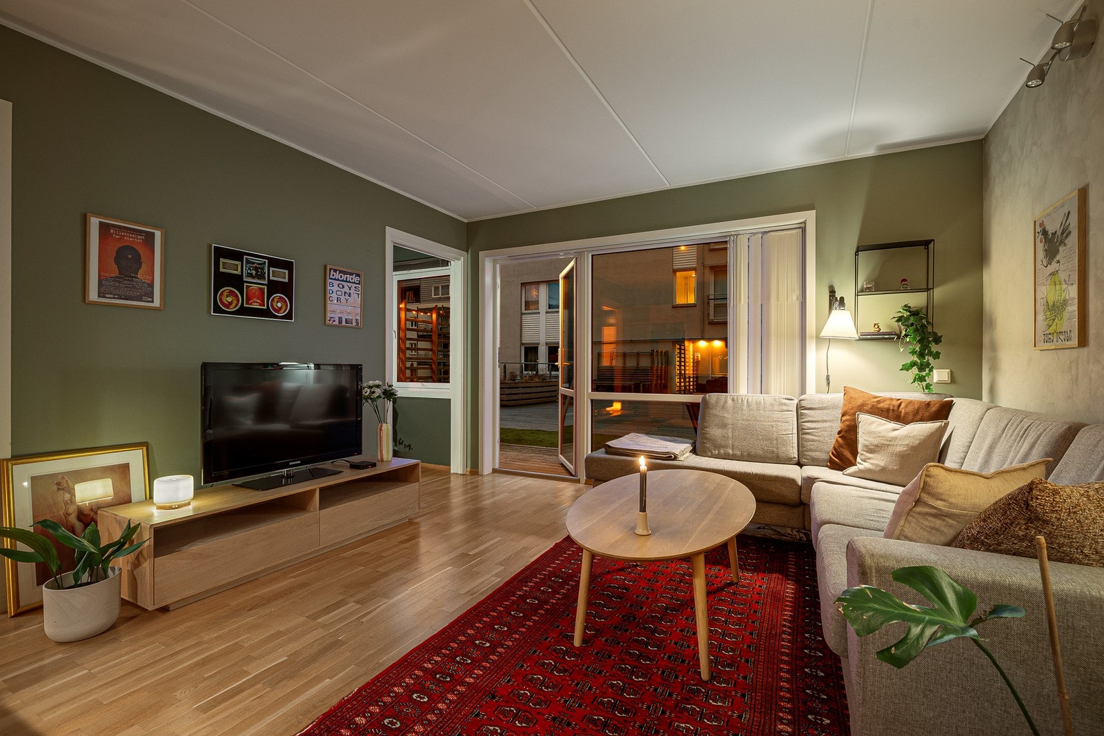 Stuen har pene fargevalg og store 3-lags vinduer som gir rikelig med naturlig lysinnslipp. Galleribilde