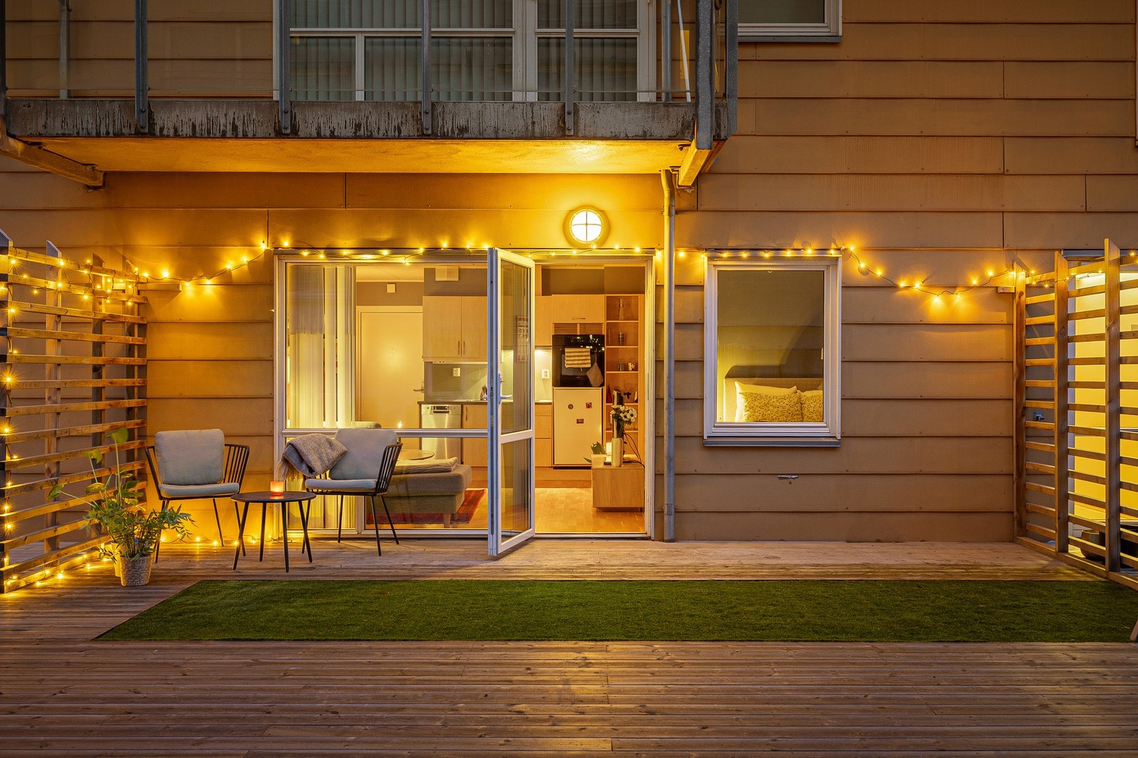 Ypperlig uteplass både på dagtid og kveldstid. Galleribilde