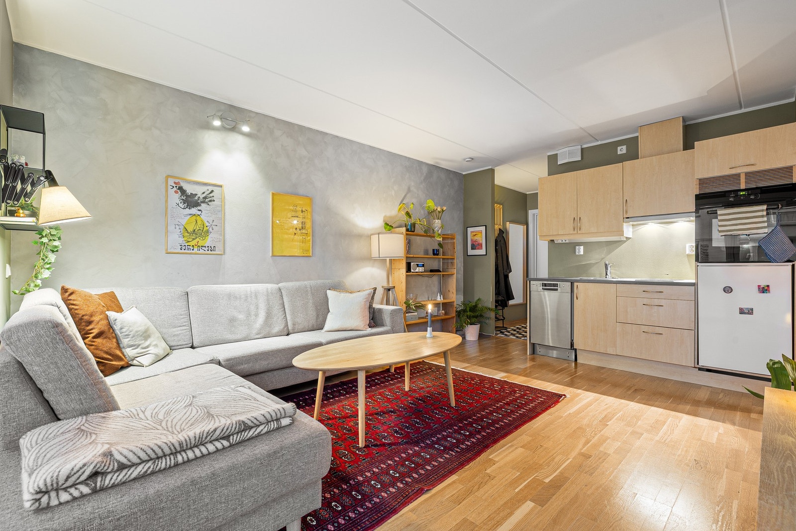 Stuen/kjøkkenet har parkett på gulv, malte vegger og malte betongelementer i himling. Galleribilde