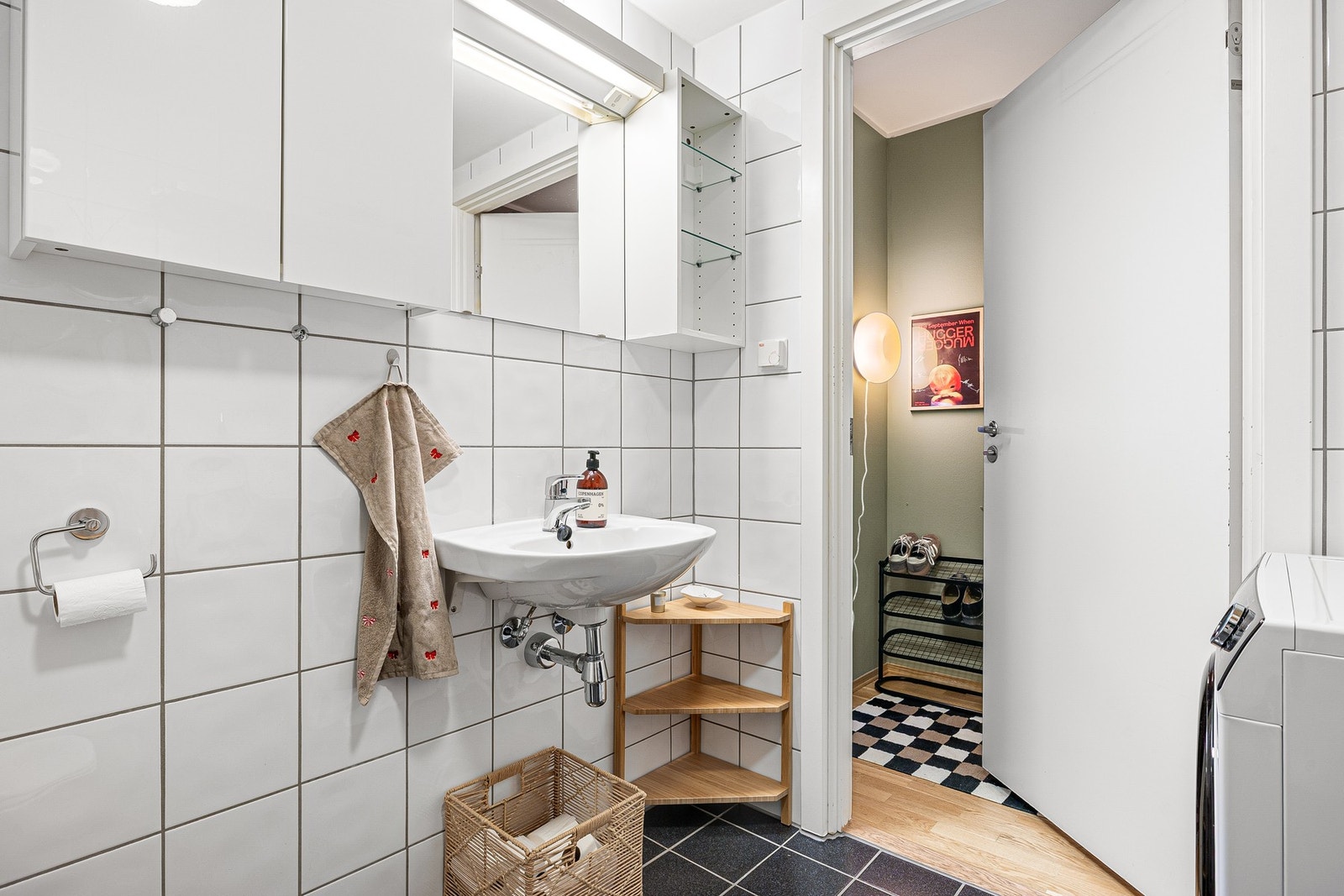 Pent flislagt bad på 5 kvm med elektrisk gulvvarme. Galleribilde