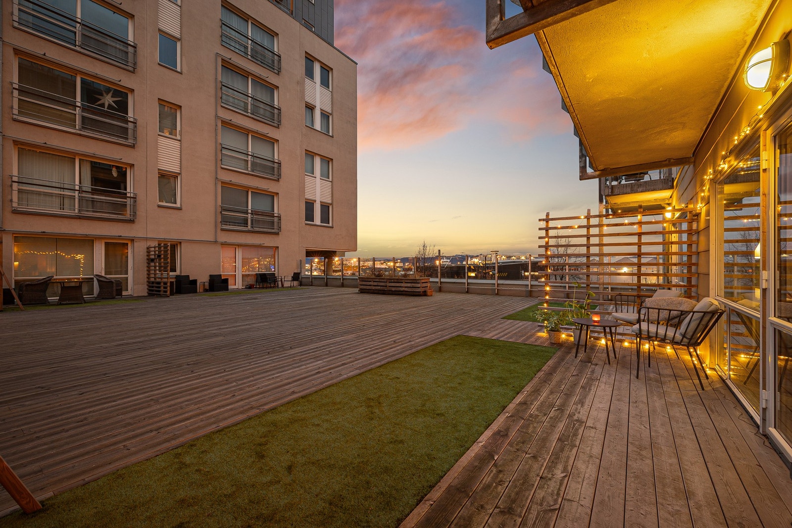 I forlengelse av terrassen er det også en stor felles terrasse med fin utsikt. Galleribilde