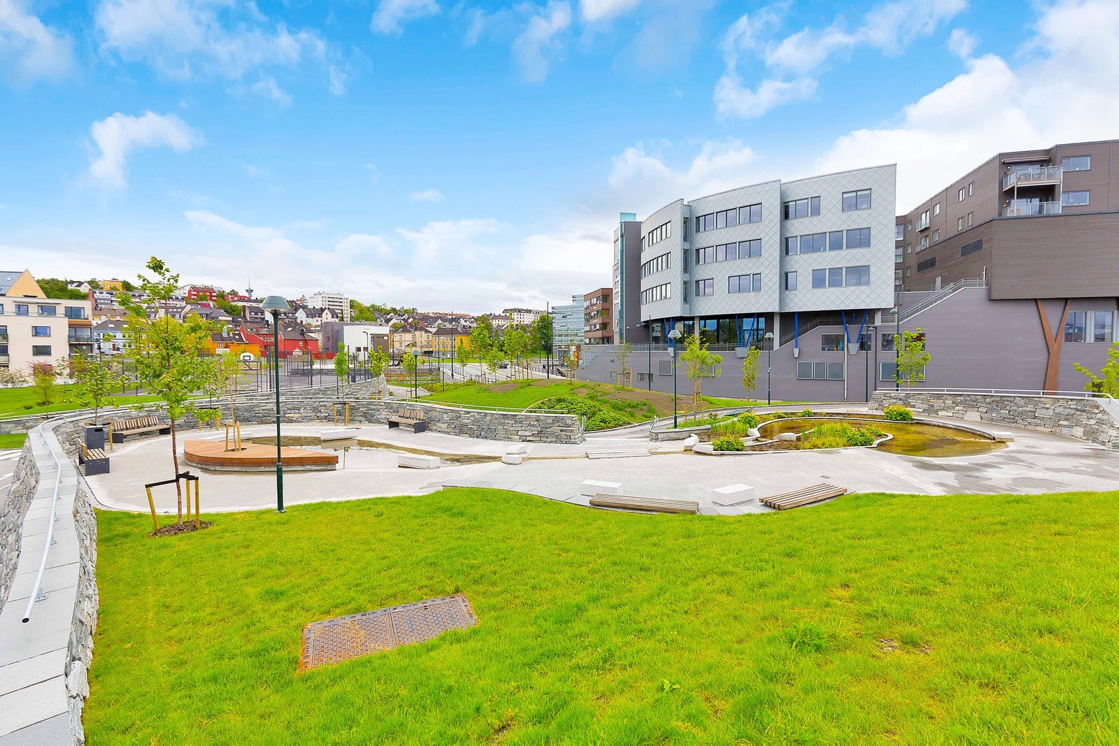 Sentral beliggenhet på Solsiden med nærhet til de fleste servicefunksjoner, samt parkmuligheter. Galleribilde