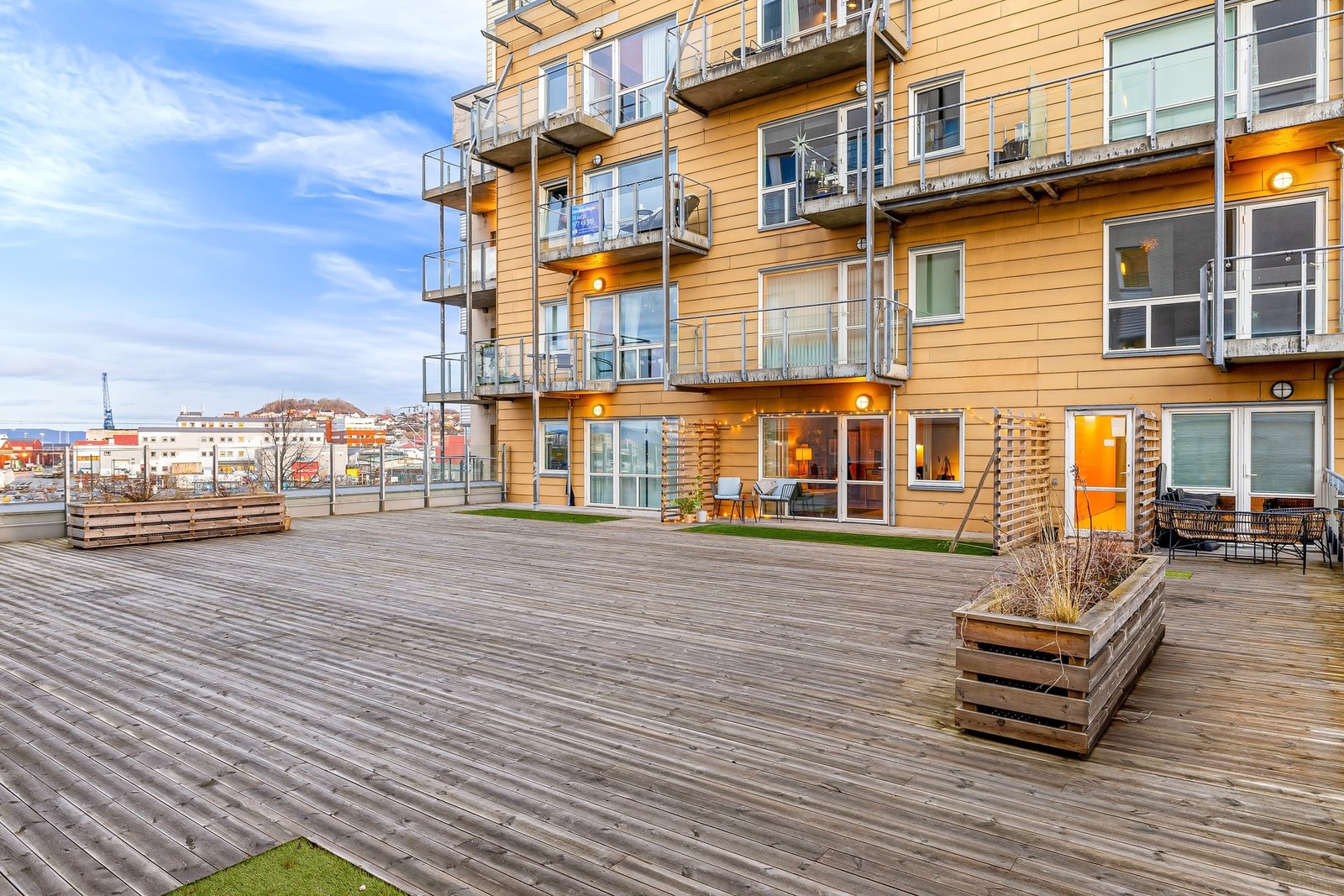 Stor felles takterrasse. Det er heis i bygget. Mulighet for å søke på leie av parkeringsplass i P-kjeller. Galleribilde