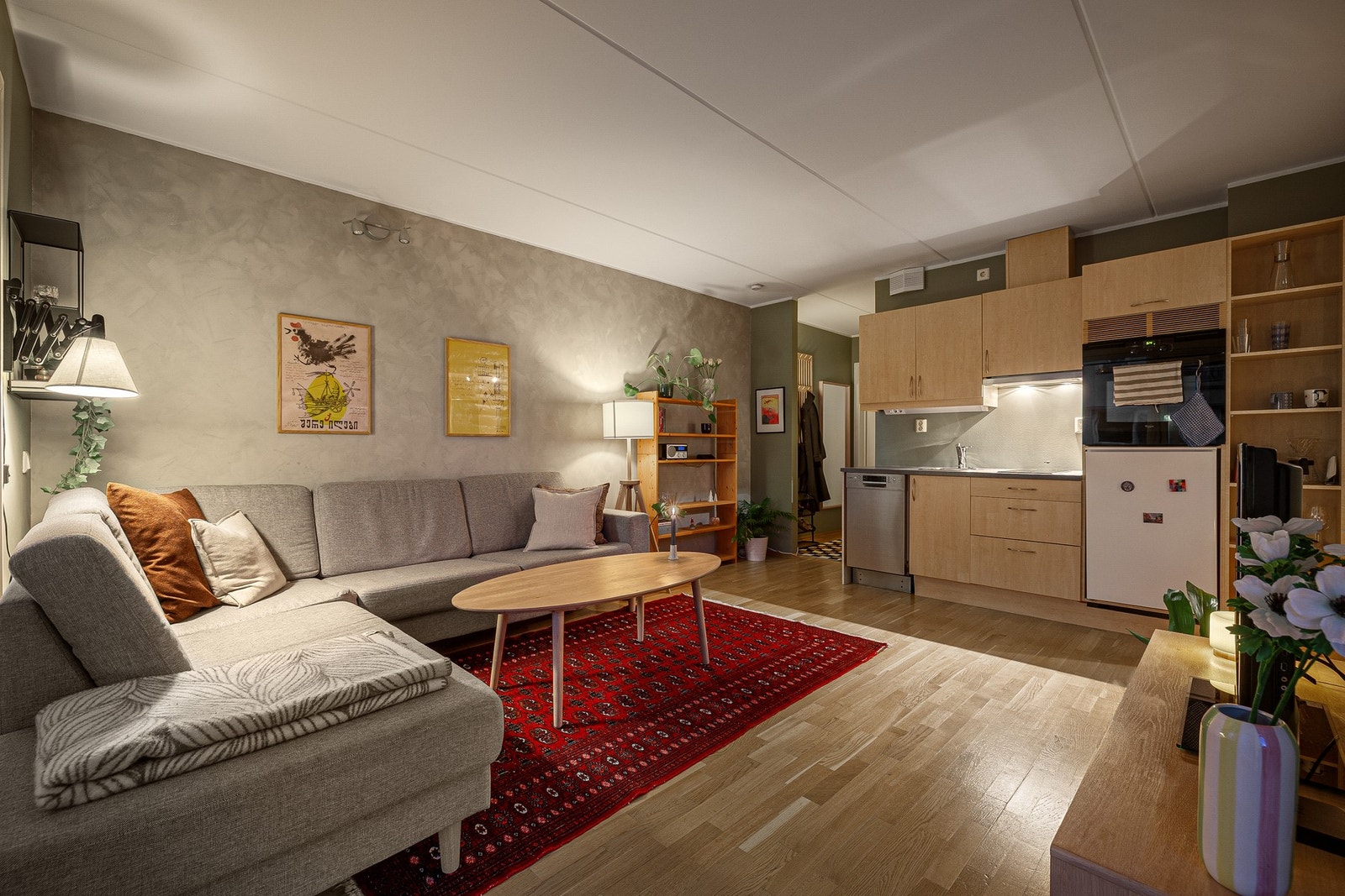 Stuen/kjøkkenet har parkett på gulv, malte vegger og malte betongelementer i himling. Galleribilde