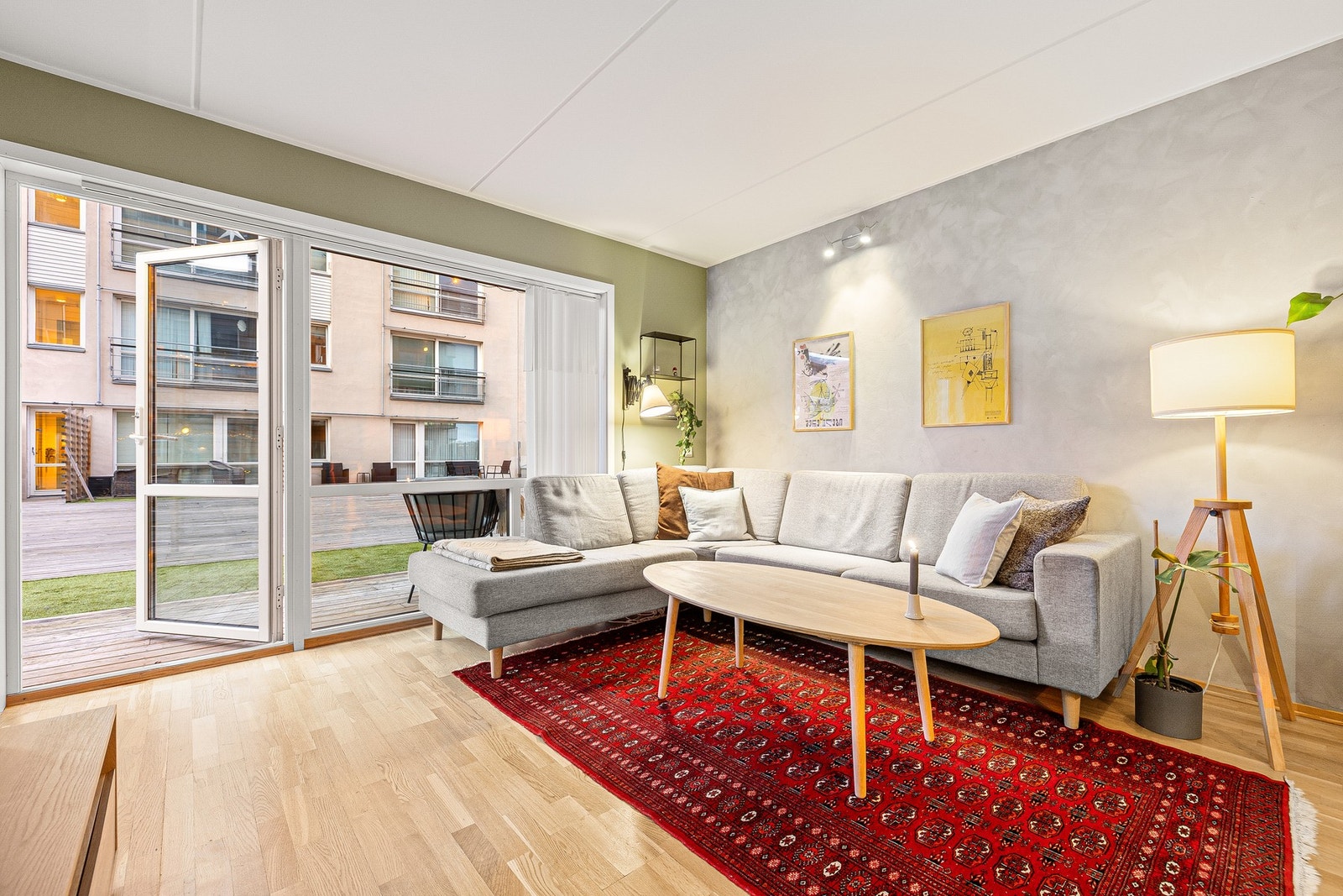 Leiligheten ligger i 3. etasje og har en pen og romslig stue/kjøkken løsning på 19,5 kvm. Galleribilde