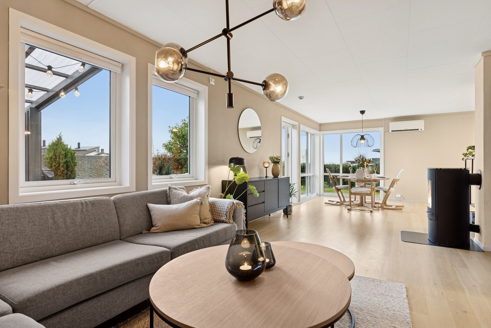 Lyse lette farger og en stavs parkett i stue. Galleribilde