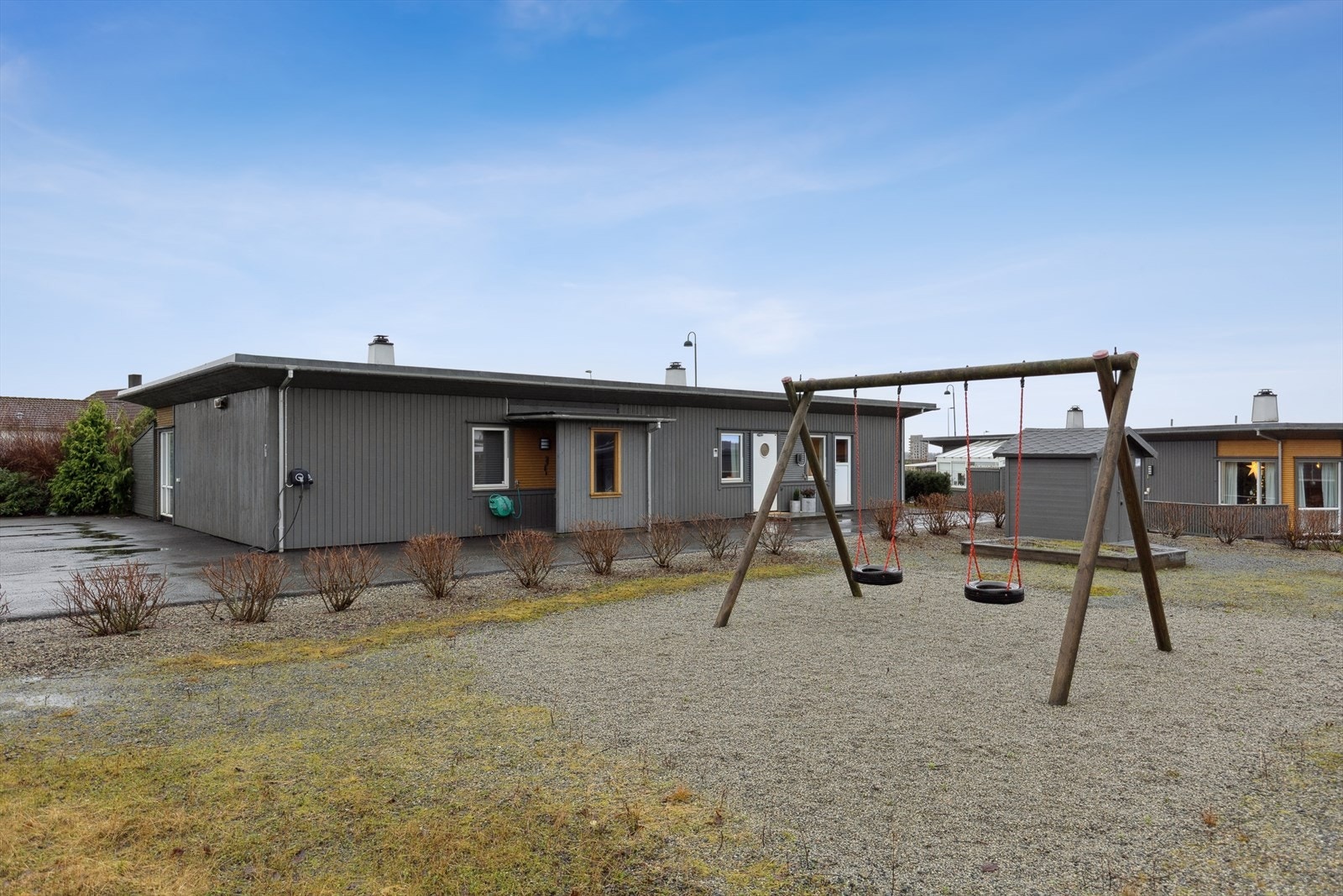 Boligen ligger innerst og har parkering og EL-bil lader like utenfor. Galleribilde