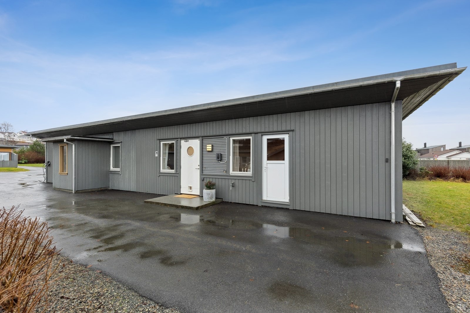 Parkering og EL-bil lader. Galleribilde