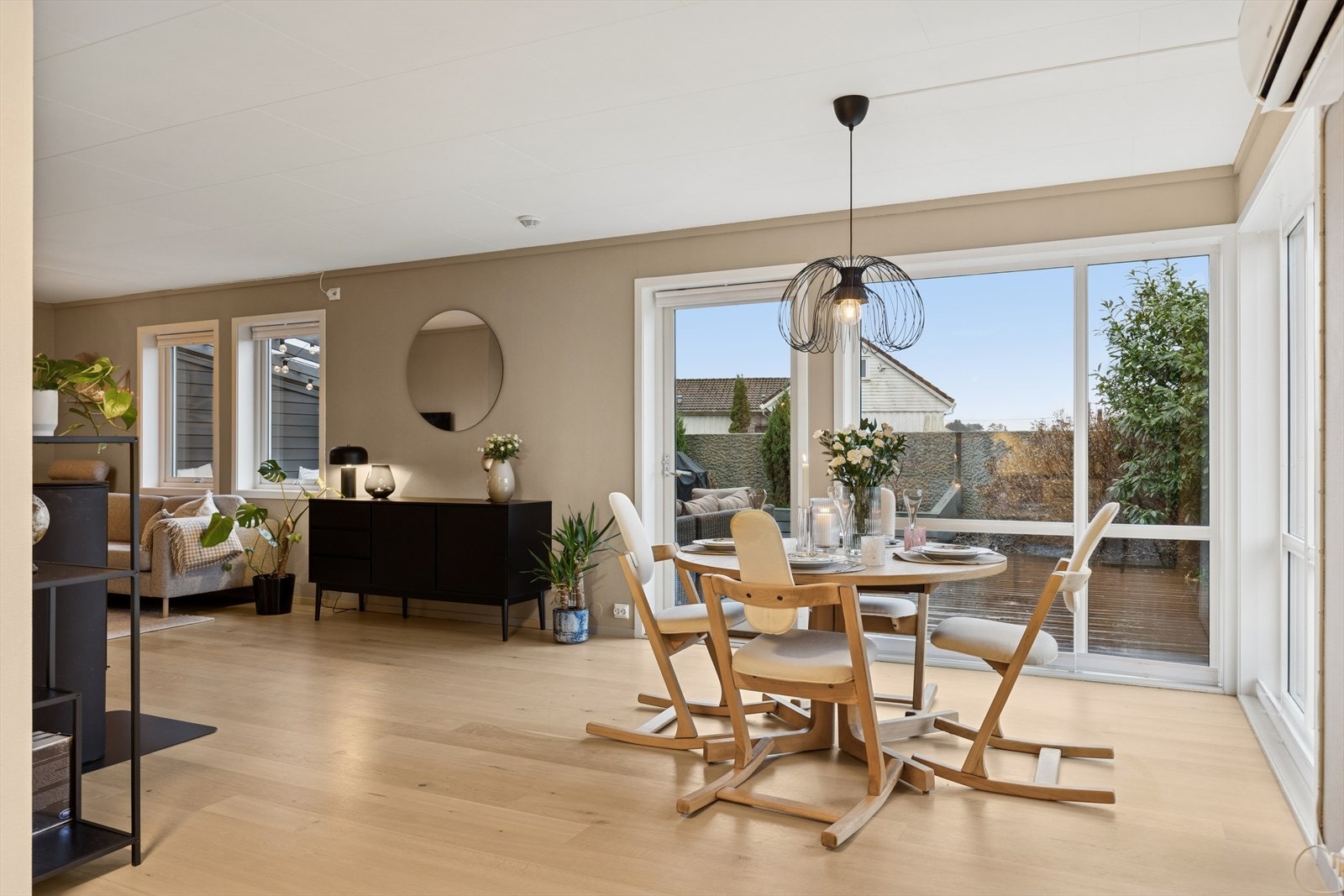 Plass til spisebord i forkant av kjøkken. Galleribilde