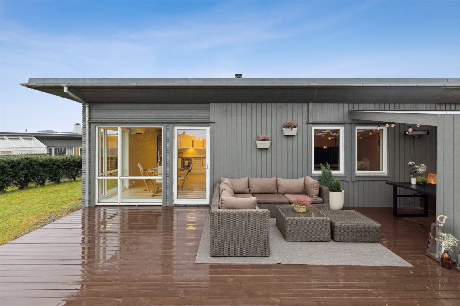 Praktisk bolig med alt på en flate og solrike uteområder. Galleribilde