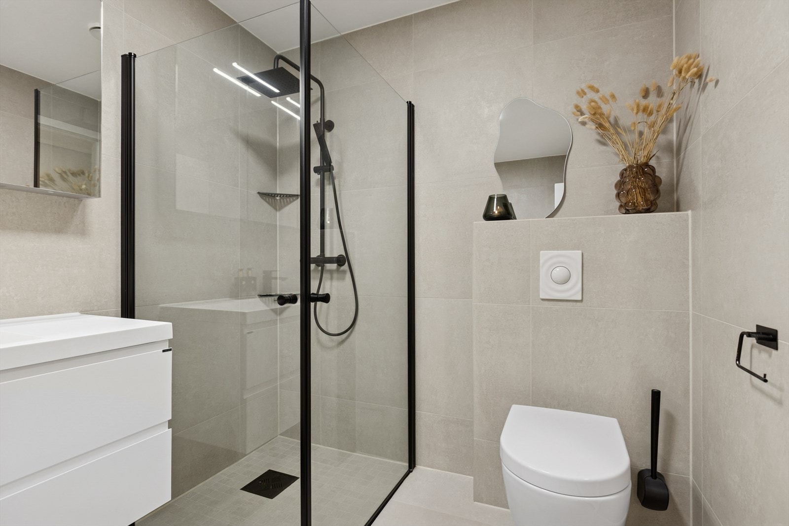 Helfliset baderom med tidløs utførelse. Galleribilde