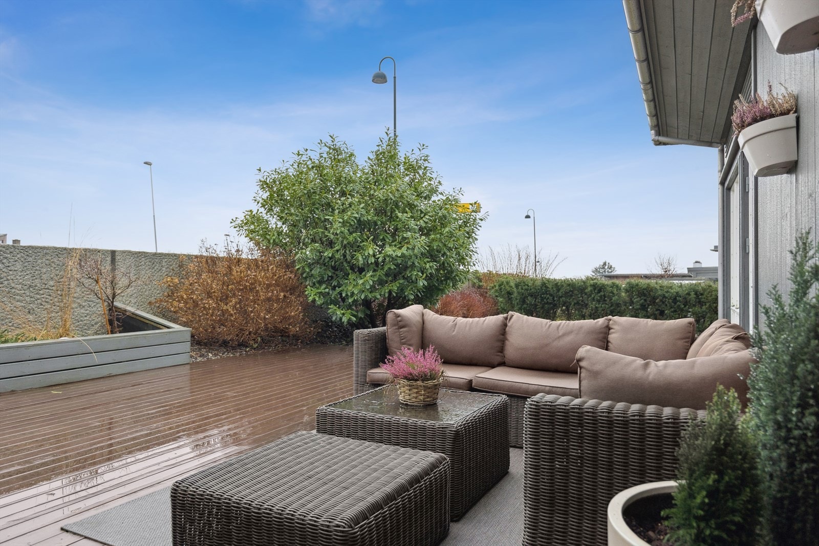 Sør/vestvendt terrasse og uteområder. Galleribilde