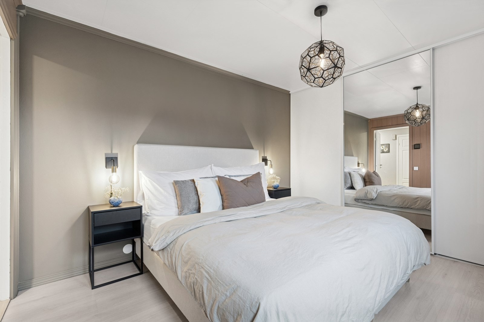 Romslig soverom med skyvedørsgarderobe. Galleribilde