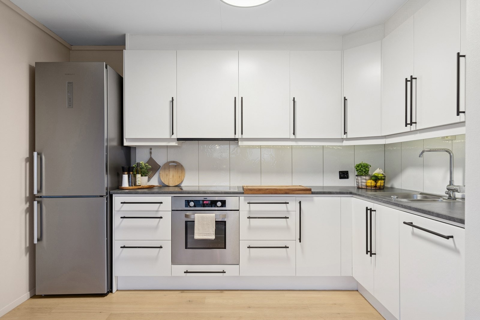 Kjøkken med god benkeplass. Galleribilde