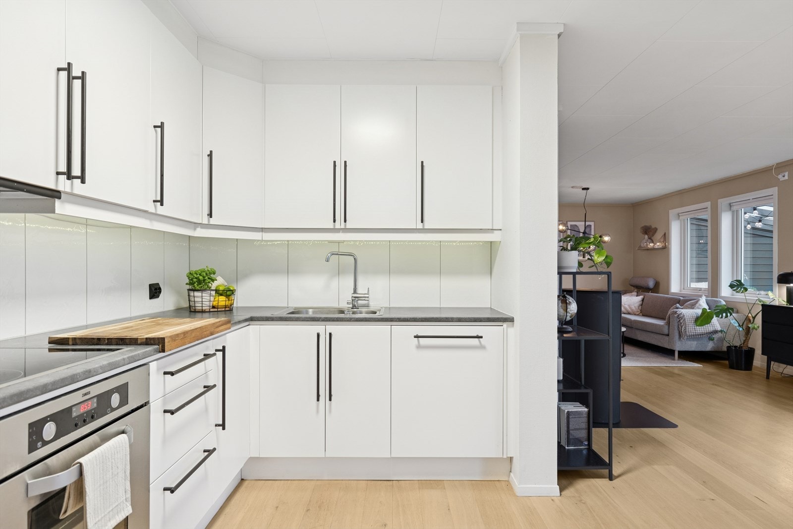 Kjøkken med åpen løsning inn mot stue. Galleribilde