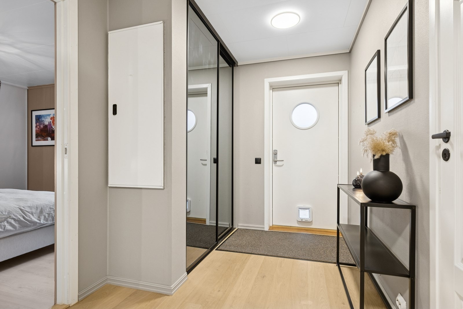 Praktisk skyvedørsgarderobe i entre. Galleribilde