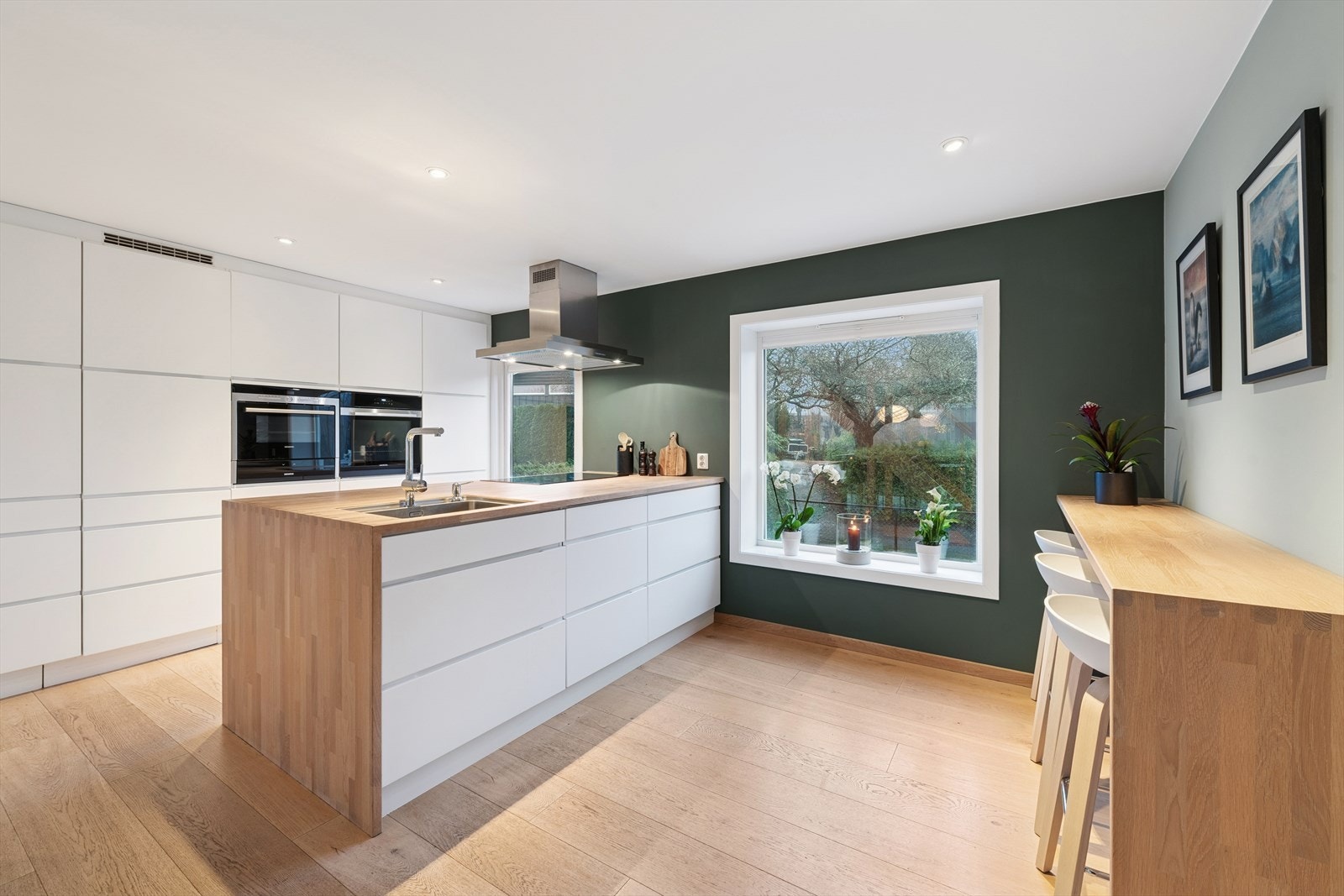 Stilrent og moderne kjøkken fra Kvik med takhøy innredning og integrerte hvitevarer Galleribilde