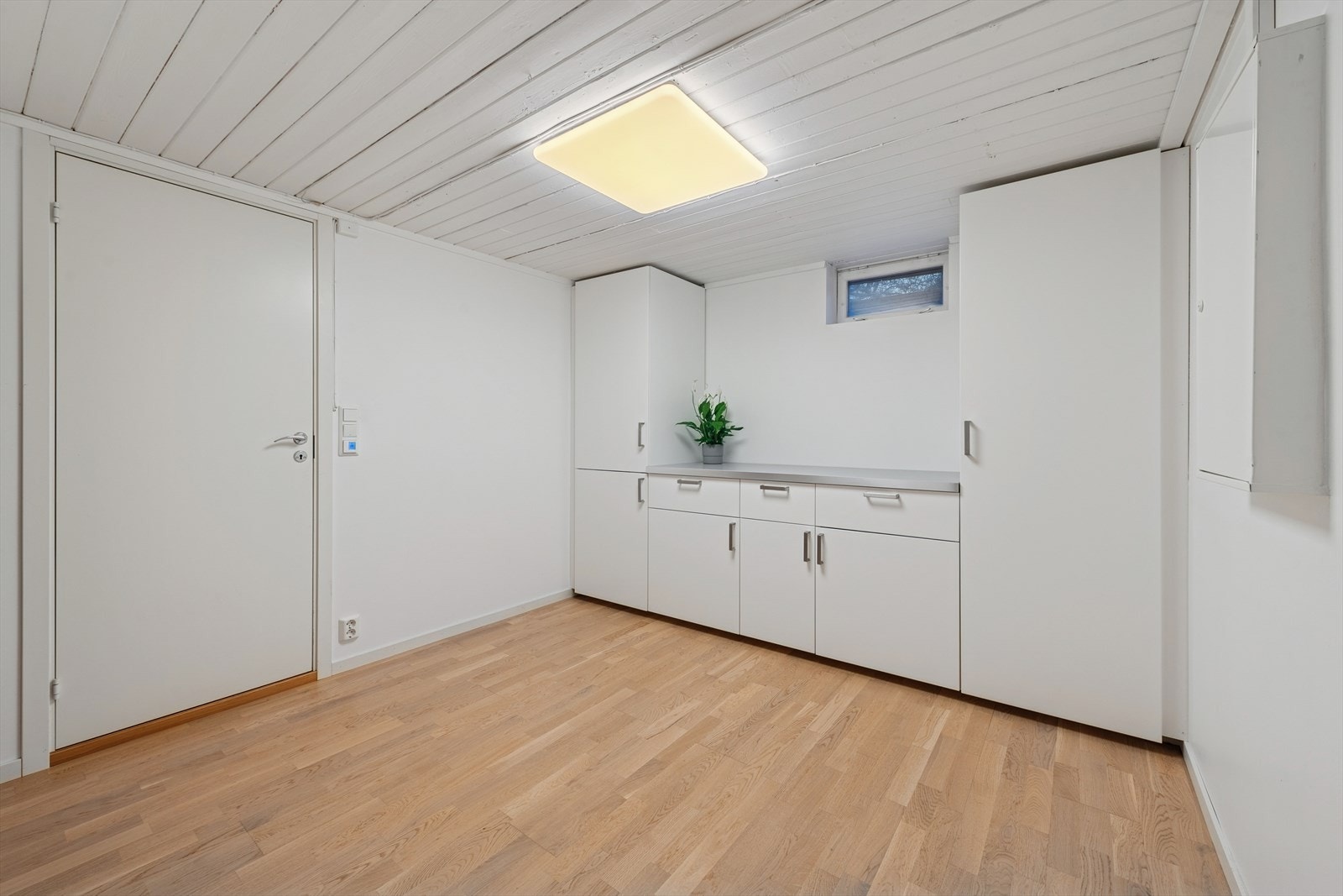 I tilknytning til badet finner du en praktisk mellomgang med brettebenk, skuffer og skap Galleribilde