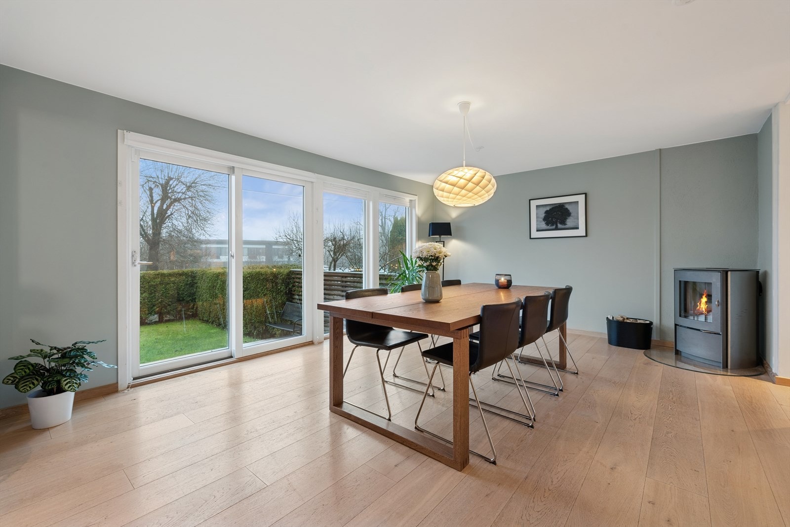 Hyggelig peis som gir en lun og hyggelig stemning på mørke kvelder Galleribilde