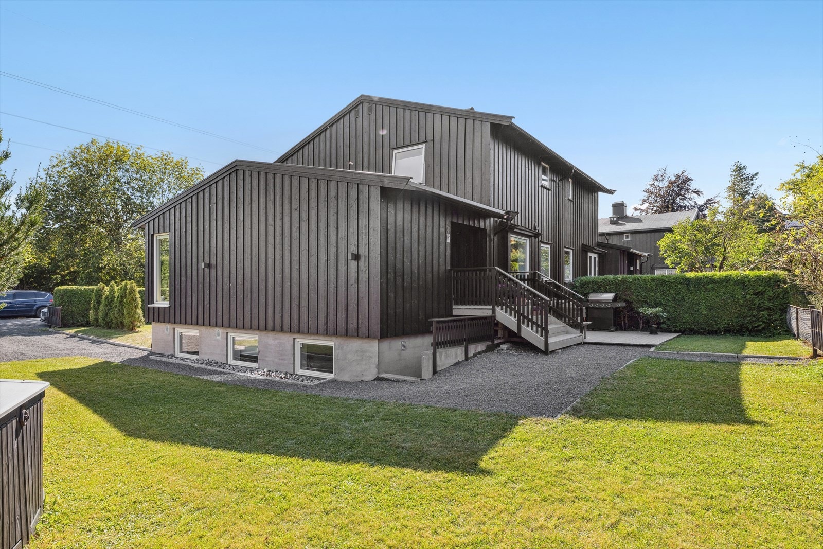 Eiendommen har hyggelig og usjenerte uteplasser på begge sider av boligen Galleribilde