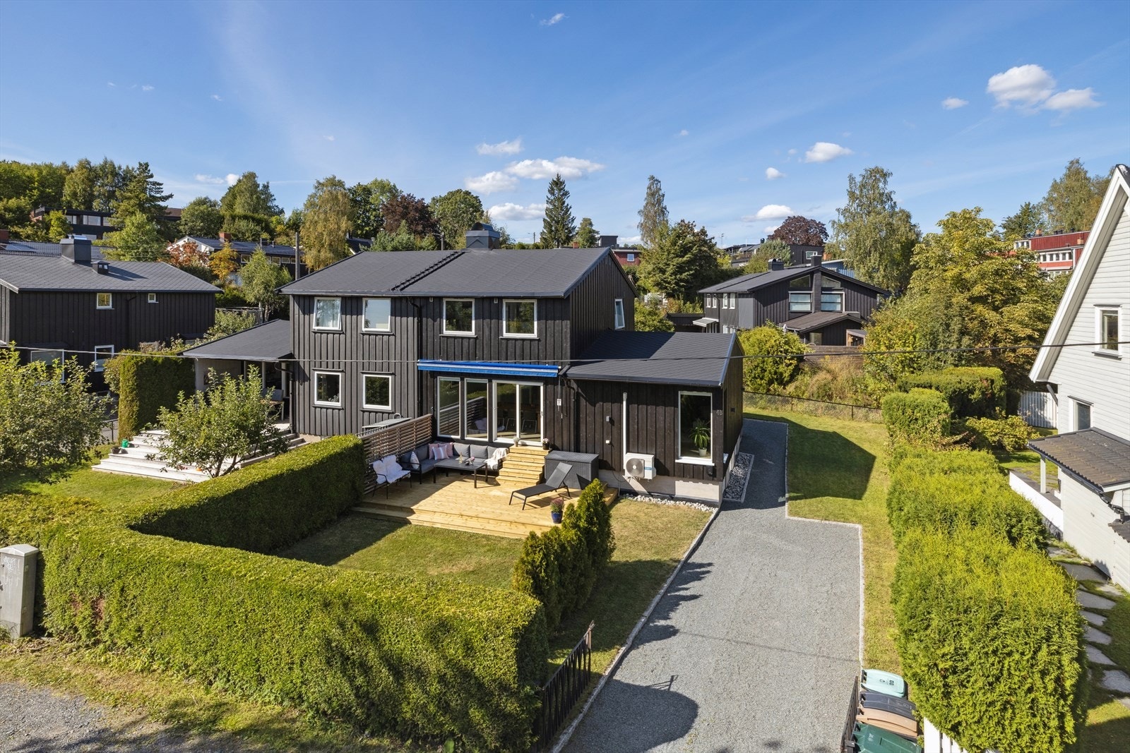 Boligen ligger flott til med pent opparbeidede uteområder og gode solforhold Galleribilde