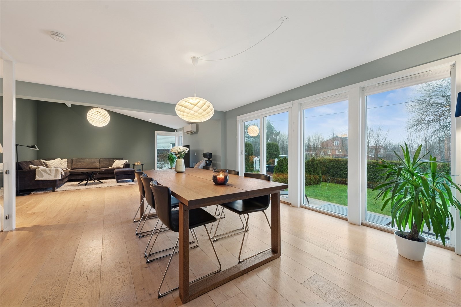 Store vindusflater binder inne- og uteområdene sømløst sammen på sommerstid Galleribilde