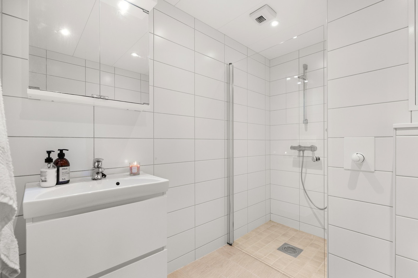 Prefabrikkert baderomsmodul. Fliser på vegger. Himlingsplater med innfelte LED-downlights med dimmer. Vannbåren gulvvarme. Galleribilde