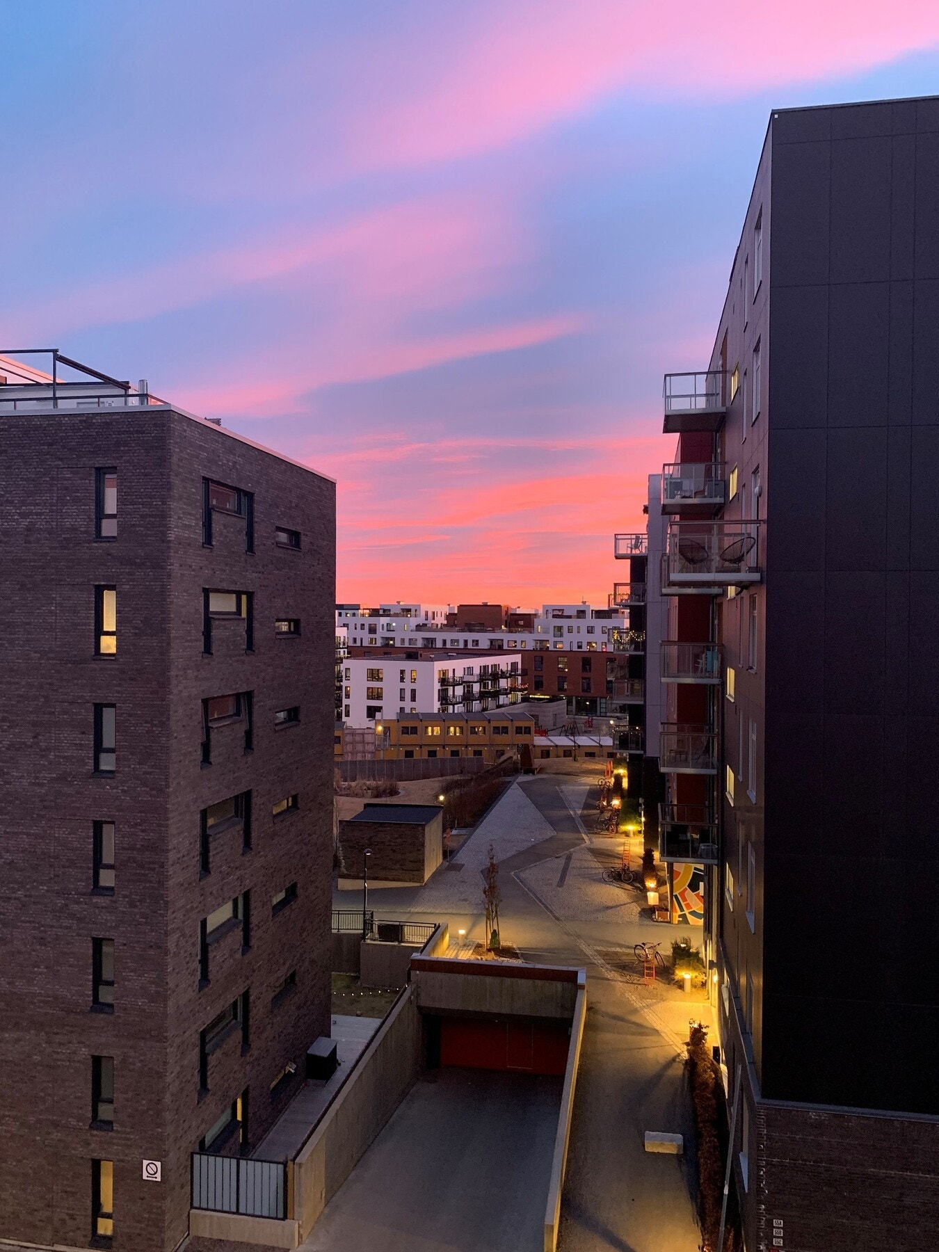 Leiligheten har god intern beliggenhet, med solinnslipp mellom 2 blokker. Galleribilde