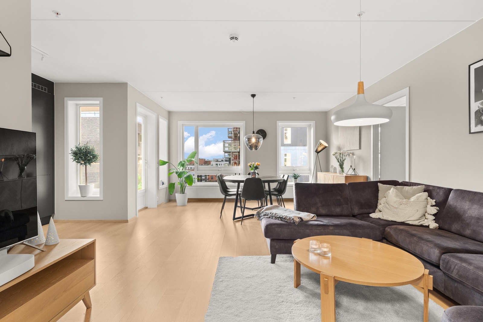 - Velkommen til Lørenveien 56B, presentert av Line Doksum. Her får du en stilren 3-roms i en luftig 5.etasje - Galleribilde