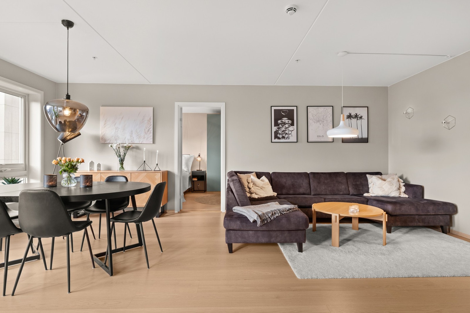 Du får god plass til å innrede med et langbord i stuen. Galleribilde