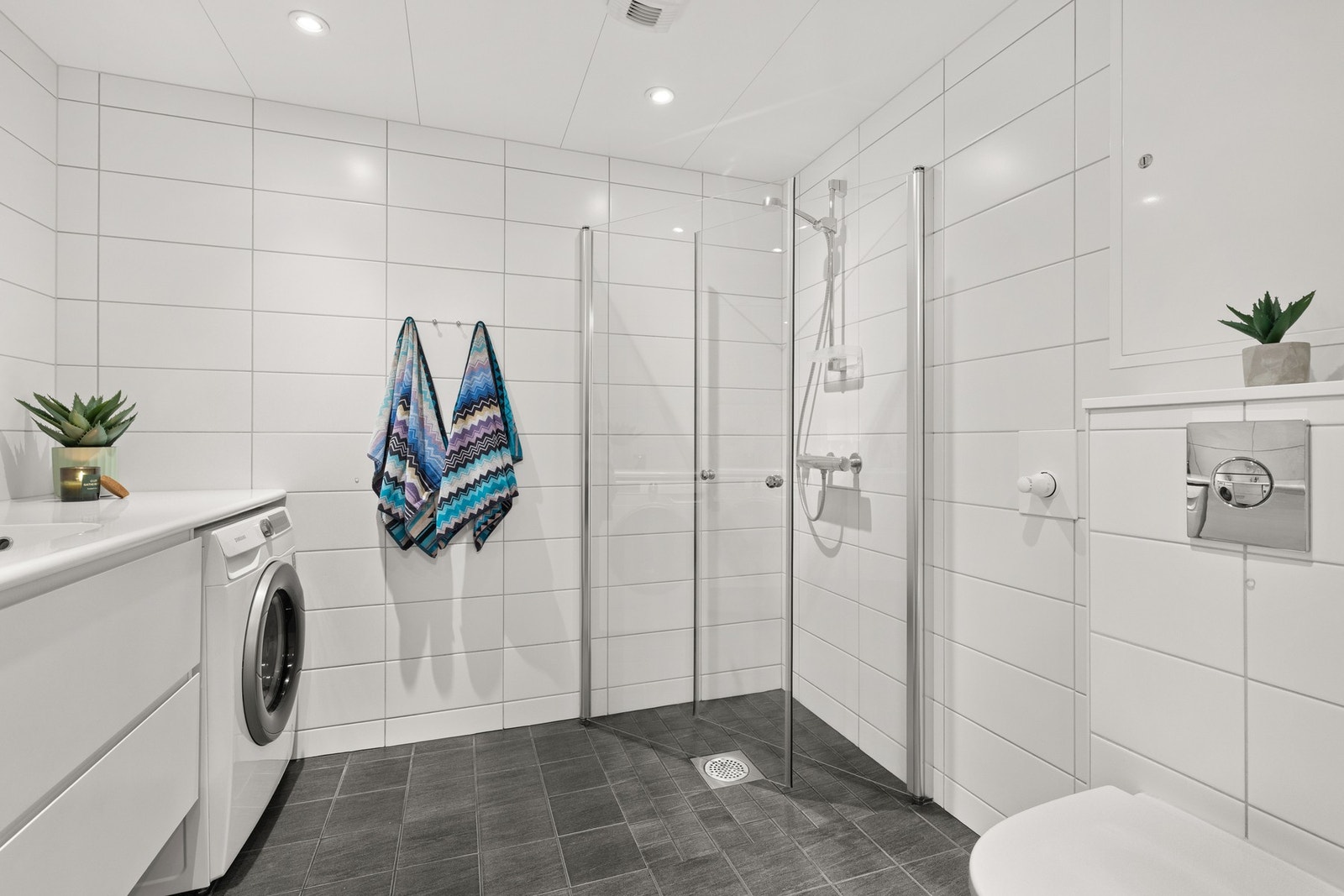 Bad nr. 2 av meget generøs størrelse. Badet har adkomst fra entréen. Galleribilde