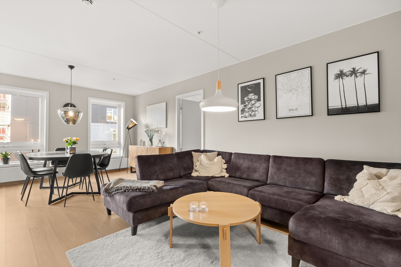 Boligen har store vindusflater mot syd som slipper inn rikelig med lys. Galleribilde