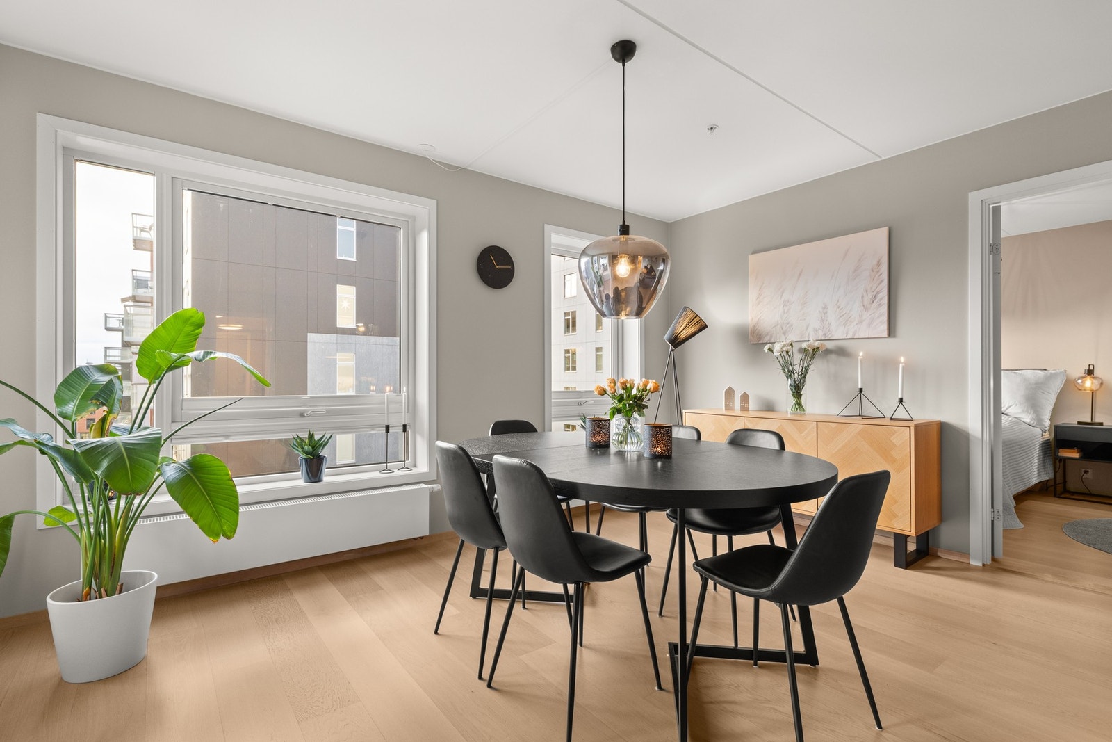 Selger har påkostet med plisségardiner i stue for ca. 30 000,- Galleribilde